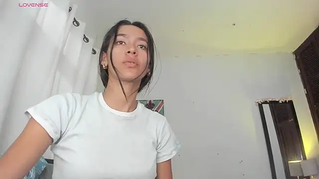 Snapshot of Sophie_sweett19 chatting on 10, 10, 2025 Sophie sweett19 online show from 10, 10, 2025