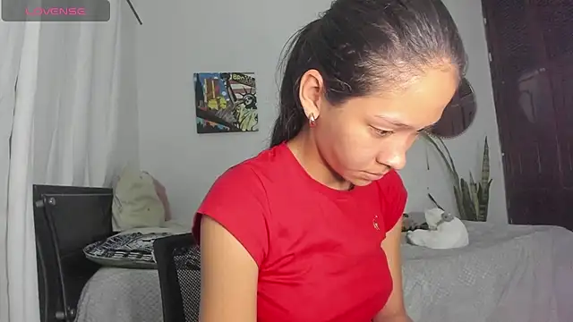 Snapshot of Sophie_sweett19 chatting on 6, 11, 2025 Sophie sweett19 online show from 6, 11, 2025