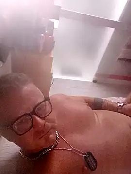 Snapshot of swingr chatting on 4, 12, 2024 swingr online show from 4, 12, 2024