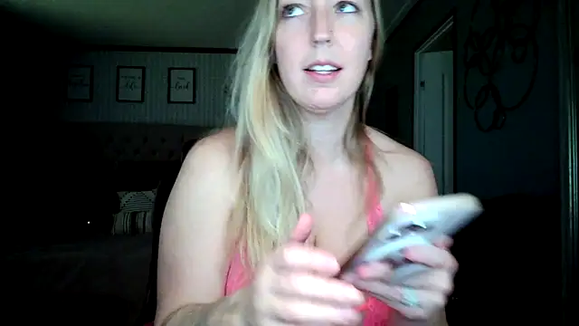 Snapshot of lucyallen4201 chatting on 4, 12, 2024 lucyallen4201 online show from 4, 12, 2024
