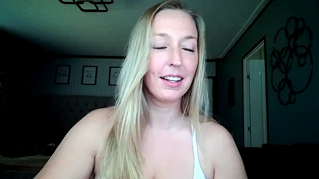 Snapshot of lucyallen4201 chatting on 11, 12, 2024 lucyallen4201 online show from 11, 12, 2024
