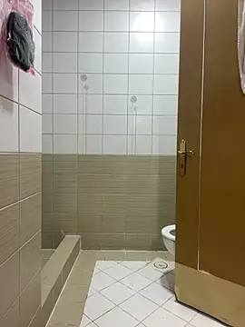 Snapshot of Layla-daloua chatting on 14, 12, 2025 Layla-daloua online show from 14, 12, 2025