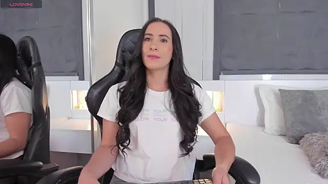 SaraGomez1 online show from 24, 2, 2025