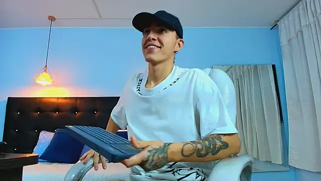 Snapshot of Lobo_17_ chatting on 1, 3, 2025 Lobo 17 online show from 1, 3, 2025