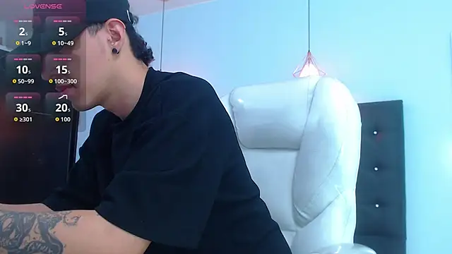 Snapshot of Lobo_17_ chatting on 4, 10, 2025 Lobo 17 online show from 4, 10, 2025