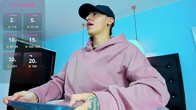 Snapshot of Lobo_17_ chatting on 2, 11, 2025 Lobo 17 online show from 2, 11, 2025