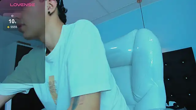 Snapshot of Lobo_17_ chatting on 6, 11, 2025 Lobo 17 online show from 6, 11, 2025