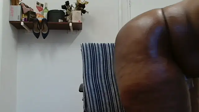 Snapshot of xTALLSEXYBUMx chatting on 14, 10, 2025 xTALLSEXYBUMx online show from 14, 10, 2025