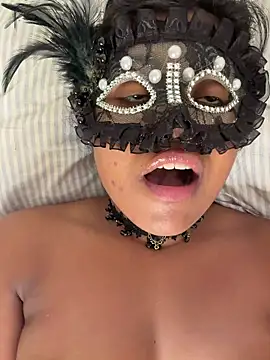 Snapshot of Bella_Luna18 chatting on 23, 11, 2025 Bella Luna18 online show from 23, 11, 2025