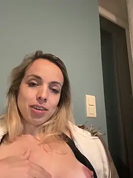 Snapshot of Annelibre chatting on 1, 11, 2025 Annelibre online show from 1, 11, 2025