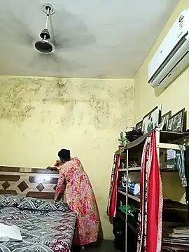 heenage online show from 4, 4, 2026