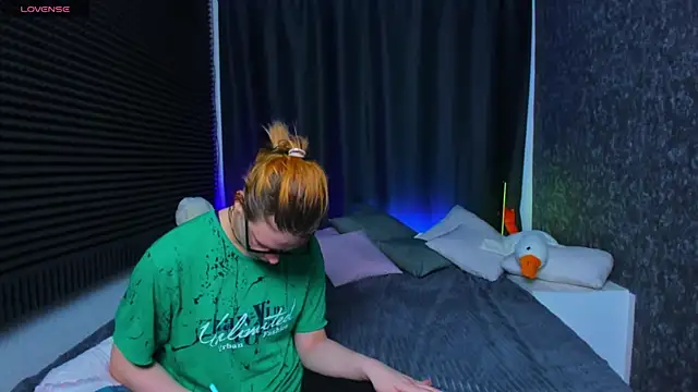 Snapshot of KIKI_Krash chatting on 27, 2, 2025 KIKI Krash online show from 27, 2, 2025