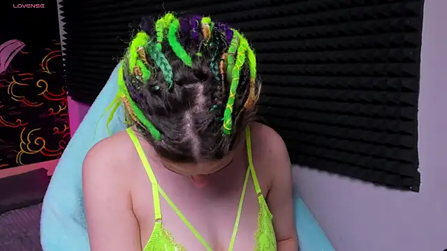 Snapshot of KIKI_Krash chatting on 18, 11, 2025 KIKI Krash online show from 18, 11, 2025