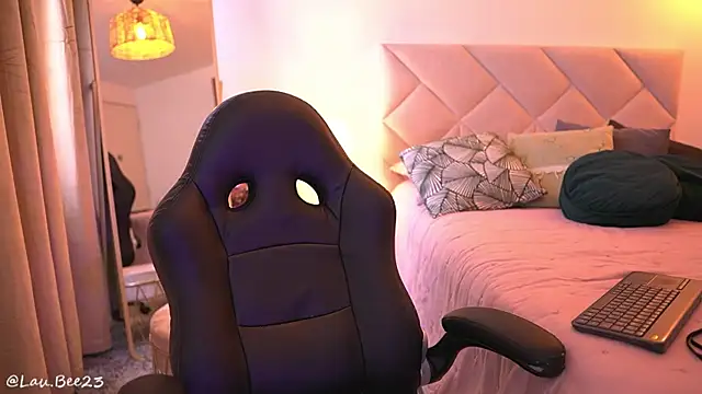 Lau Bee online show from 13, 9, 2025