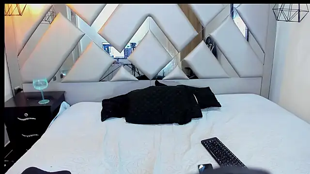 Nahomi-Hill online show from 7, 11, 2025