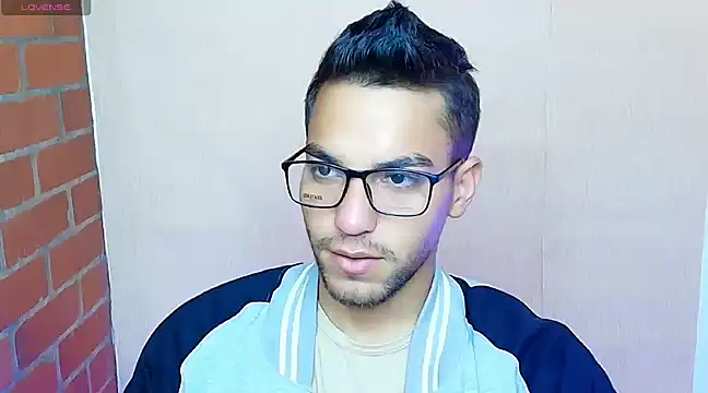 Snapshot of Leandro_valenzuela chatting on 5, 3, 2025 Leandro valenzuela online show from 5, 3, 2025