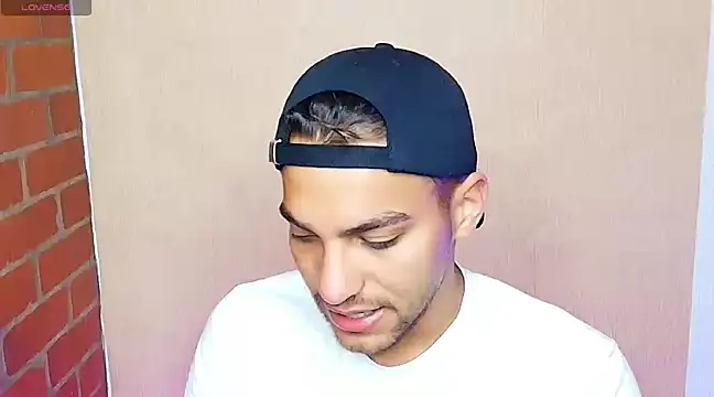 Snapshot of Leandro_valenzuela chatting on 5, 3, 2025 Leandro valenzuela online show from 5, 3, 2025