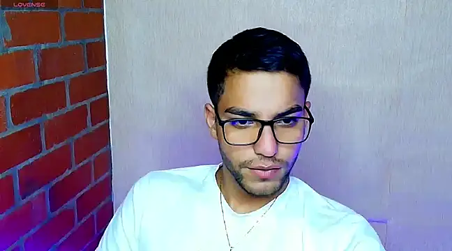 Snapshot of Leandro_valenzuela chatting on 7, 3, 2025 Leandro valenzuela online show from 7, 3, 2025