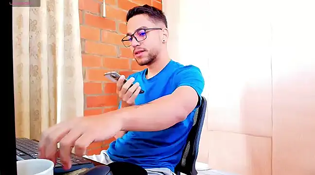 Snapshot of Leandro_valenzuela chatting on 12, 3, 2025 Leandro valenzuela online show from 12, 3, 2025