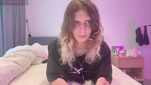 Alice Pinkhead online show from 6, 11, 2025