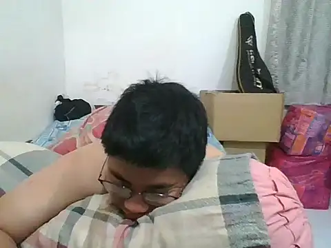 Snapshot of shyboymasturbation chatting on 4, 1, 2025 shyboymasturbation online show from 4, 1, 2025