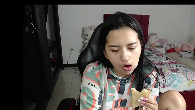 Snapshot of kayla_k18 chatting on 11, 1, 2025 kayla k18 online show from 11, 1, 2025