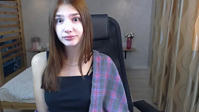 Snapshot of AnaHoney chatting on 10, 9, 2025 AnaHoney online show from 10, 9, 2025