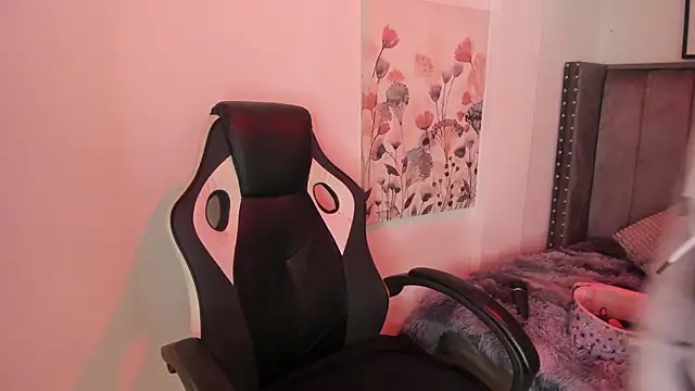 Snapshot of Alaia_Cute chatting on 19, 12, 2025 Alaia Cute online show from 19, 12, 2025