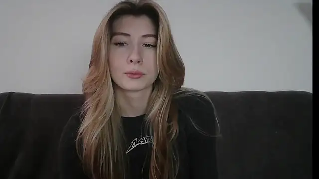 Snapshot of ErikaShyy chatting on 29, 1, 2025 ErikaShyy online show from 29, 1, 2025