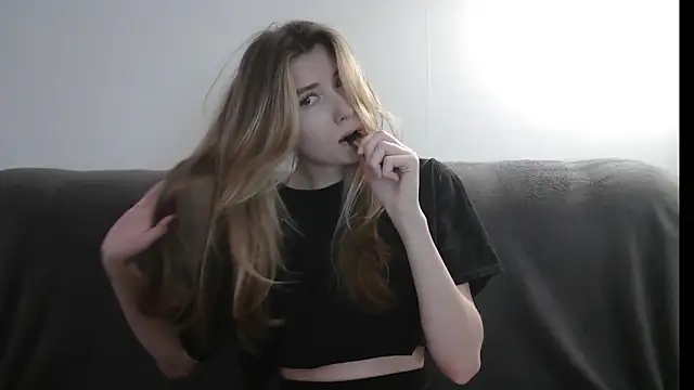 Snapshot of ErikaShyy chatting on 6, 2, 2025 ErikaShyy online show from 6, 2, 2025