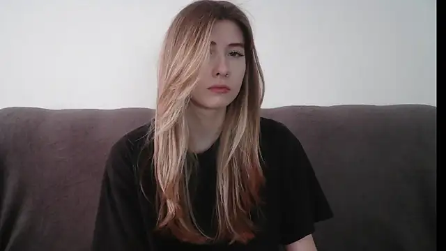 Snapshot of ErikaShyy chatting on 11, 2, 2025 ErikaShyy online show from 11, 2, 2025