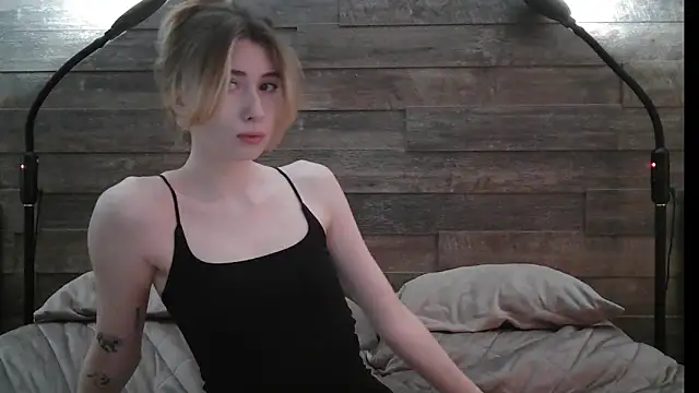 Snapshot of ErikaShyy chatting on 19, 2, 2025 ErikaShyy online show from 19, 2, 2025