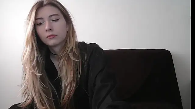 Snapshot of ErikaShyy chatting on 8, 9, 2025 ErikaShyy online show from 8, 9, 2025