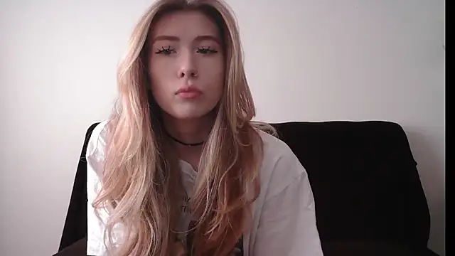 Snapshot of ErikaShyy chatting on 18, 9, 2025 ErikaShyy online show from 18, 9, 2025