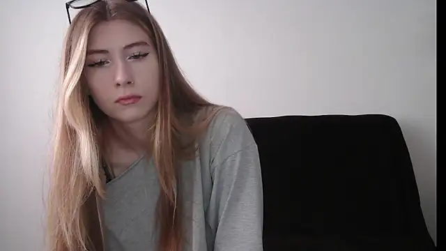 Snapshot of ErikaShyy chatting on 19, 9, 2025 ErikaShyy online show from 19, 9, 2025