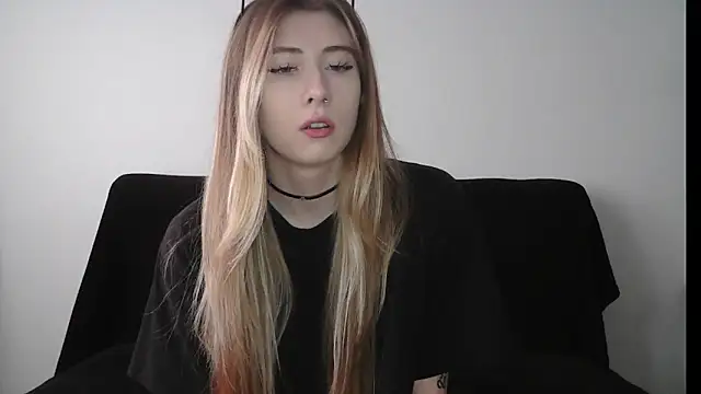 Snapshot of ErikaShyy chatting on 3, 10, 2025 ErikaShyy online show from 3, 10, 2025