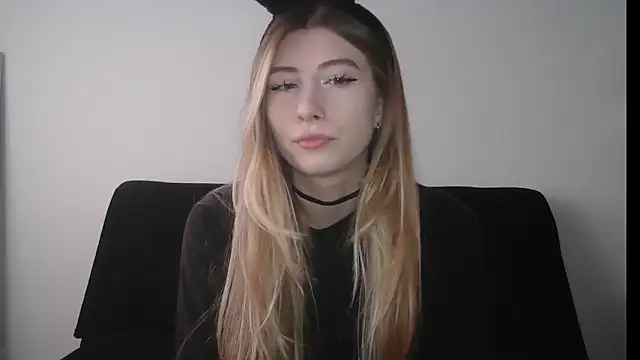 Snapshot of ErikaShyy chatting on 8, 10, 2025 ErikaShyy online show from 8, 10, 2025