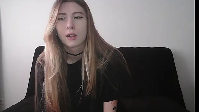 Snapshot of ErikaShyy chatting on 9, 10, 2025 ErikaShyy online show from 9, 10, 2025