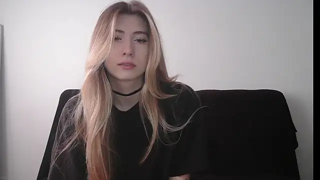 Snapshot of ErikaShyy chatting on 10, 10, 2025 ErikaShyy online show from 10, 10, 2025