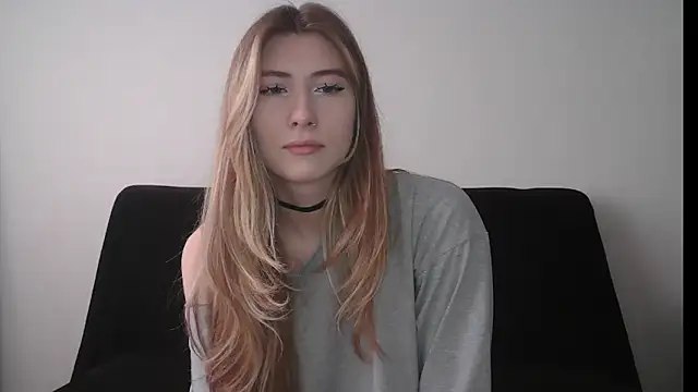 Snapshot of ErikaShyy chatting on 14, 10, 2025 ErikaShyy online show from 14, 10, 2025