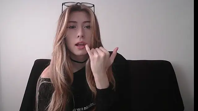 Snapshot of ErikaShyy chatting on 17, 10, 2025 ErikaShyy online show from 17, 10, 2025