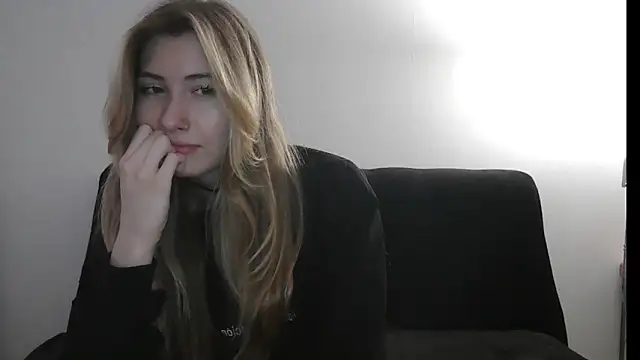 Snapshot of ErikaShyy chatting on 18, 10, 2025 ErikaShyy online show from 18, 10, 2025