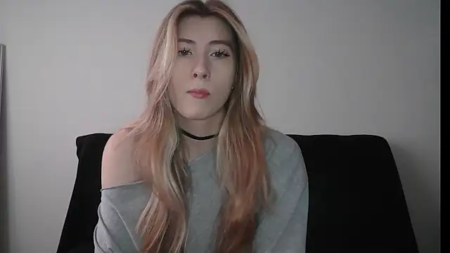 Snapshot of ErikaShyy chatting on 29, 10, 2025 ErikaShyy online show from 29, 10, 2025