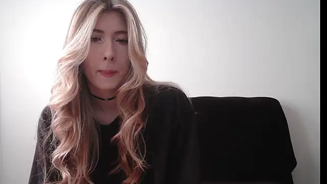 Snapshot of ErikaShyy chatting on 30, 10, 2025 ErikaShyy online show from 30, 10, 2025