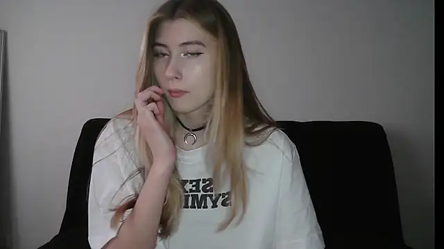 Snapshot of ErikaShyy chatting on 4, 11, 2025 ErikaShyy online show from 4, 11, 2025