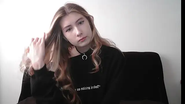 Snapshot of ErikaShyy chatting on 6, 11, 2025 ErikaShyy online show from 6, 11, 2025