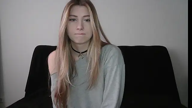 Snapshot of ErikaShyy chatting on 13, 11, 2025 ErikaShyy online show from 13, 11, 2025