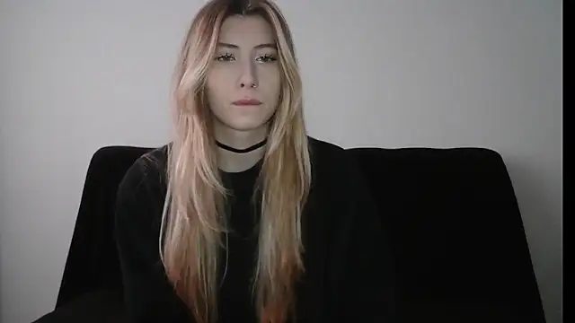 Snapshot of ErikaShyy chatting on 21, 11, 2025 ErikaShyy online show from 21, 11, 2025