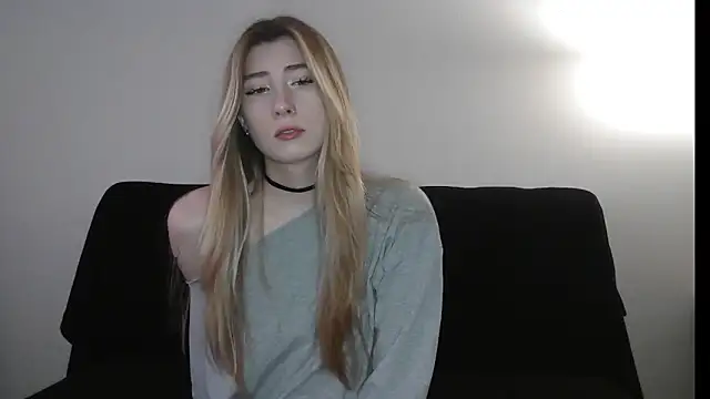 Snapshot of ErikaShyy chatting on 15, 12, 2025 ErikaShyy online show from 15, 12, 2025