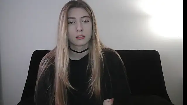 Snapshot of ErikaShyy chatting on 17, 12, 2025 ErikaShyy online show from 17, 12, 2025